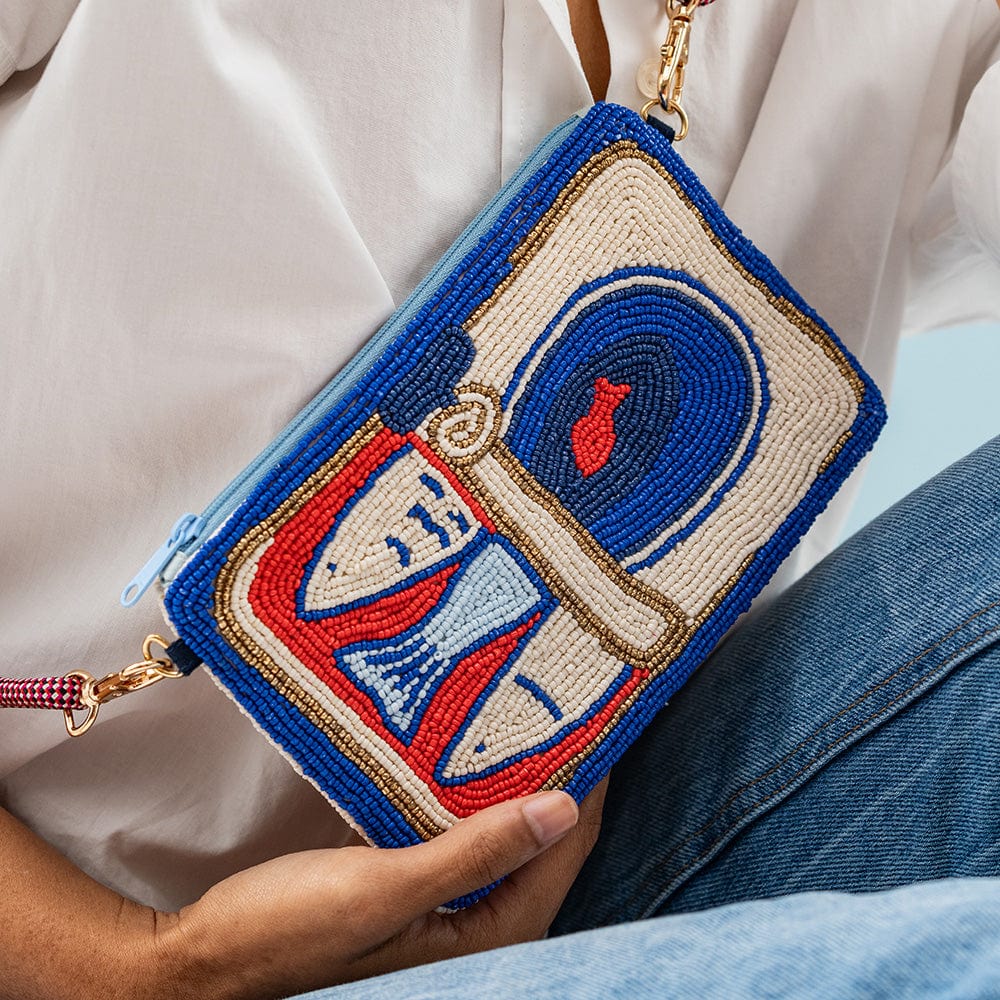 Sardine-shaped seed bead clutch
