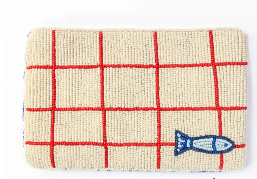 Sardine-shaped seed bead clutch